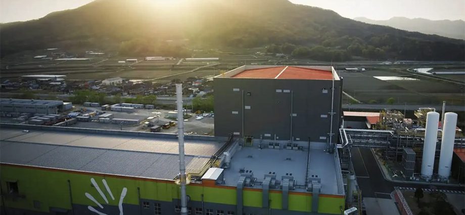 group14-begins-ev-scale-production-of-silicon-battery-material-in-south-korea