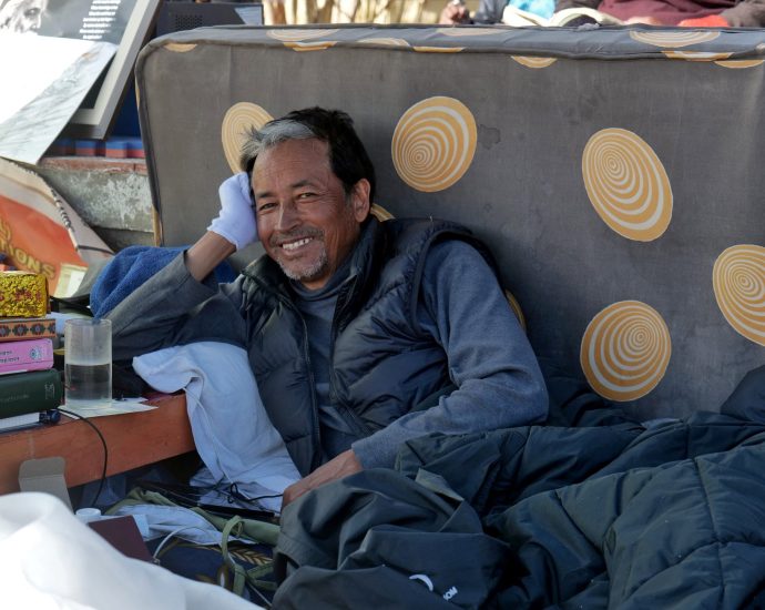 india-releases-ladakh-activist-sonam-wangchuk-after-six-months-in-jail
