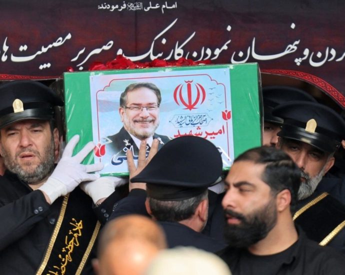 funeral-procession-for-influential-iranian-defence-chief