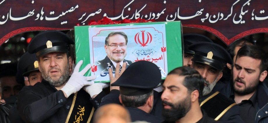 funeral-procession-for-influential-iranian-defence-chief
