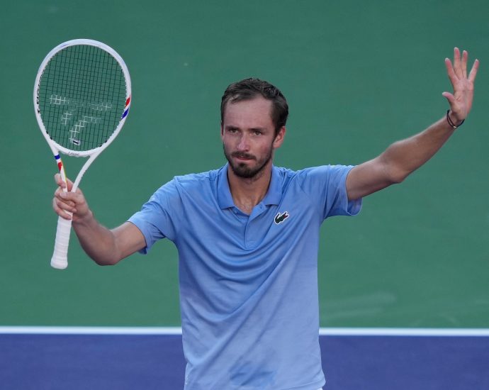 medvedev-ends-alcaraz’s-winning-run,-sets-up-sinner-final-at-indian-wells