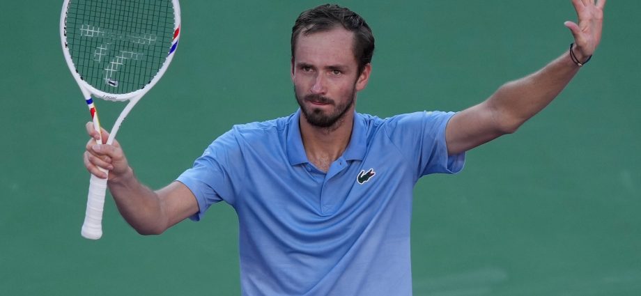 medvedev-ends-alcaraz’s-winning-run,-sets-up-sinner-final-at-indian-wells