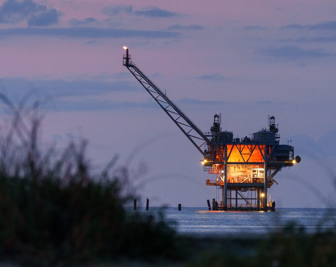 why-record-us-oil-output-isn’t-keeping-gas-prices-low