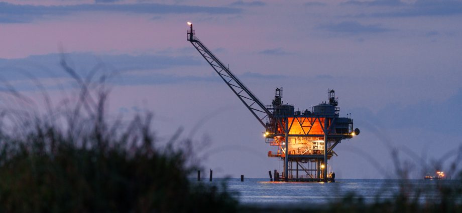 why-record-us-oil-output-isn’t-keeping-gas-prices-low