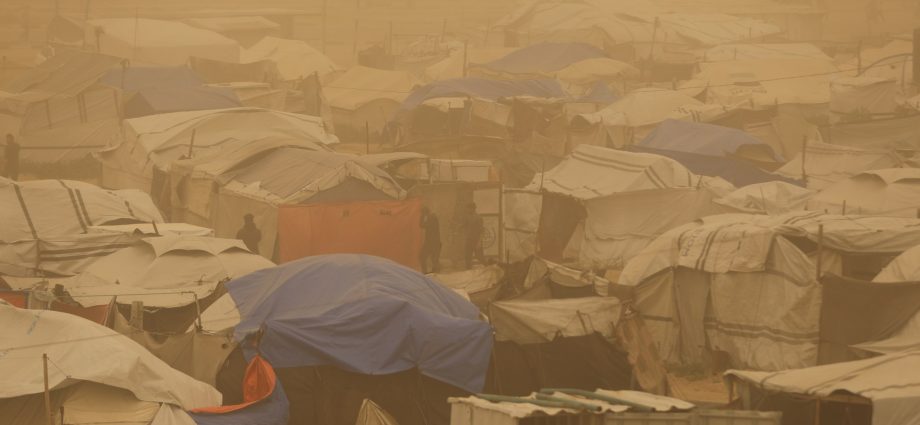 israeli-attacks-kill-13-in-gaza,-including-2-children-and-a-pregnant-woman