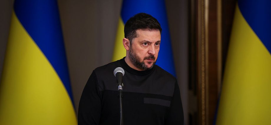 iran-war-could-help-russia,-zelenskyy-warns