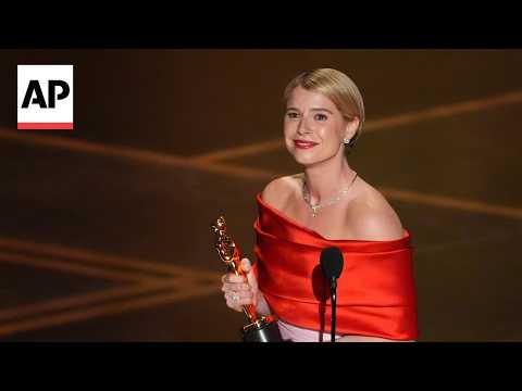 jessie-buckley-won-her-first-oscar,-and-revealed-her-daughter-got-her-first-tooth