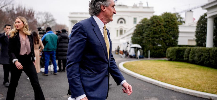 after-the-traitor’s-interior-secretary-transferred-thousands-of-staff-to-his-office,-chaos-followed,-former-workers-say