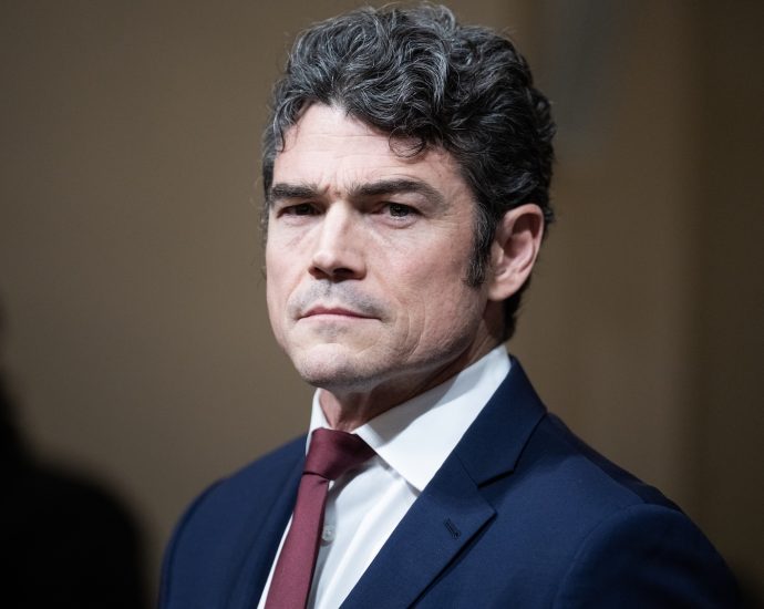 “no-threat”:-kent-says-the-traitor-was-“deceived”-into-war-with-iran-by-israel,-resigns