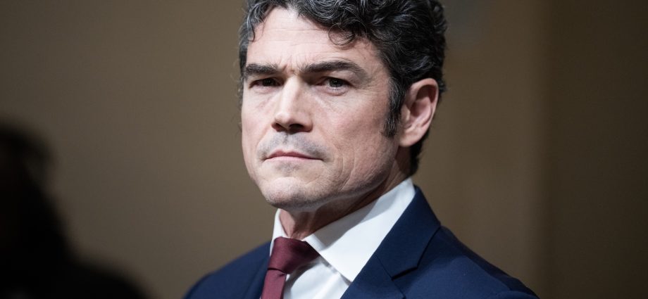 “no-threat”:-kent-says-the-traitor-was-“deceived”-into-war-with-iran-by-israel,-resigns