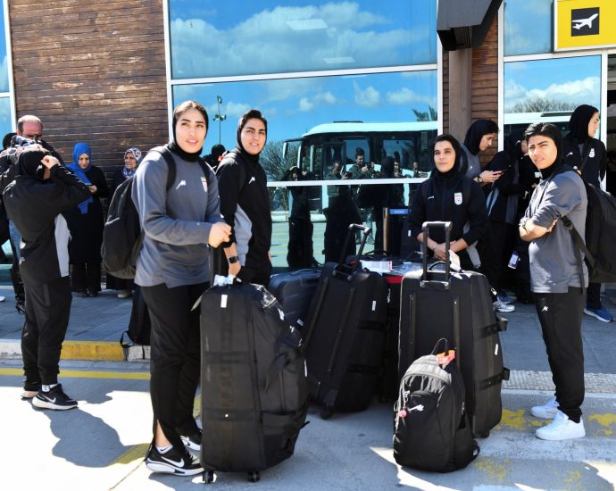 iranian-women-footballers-arrive-in-eastern-turkiye,-on-home-border