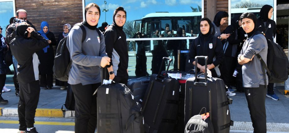 iranian-women-footballers-arrive-in-eastern-turkiye,-on-home-border