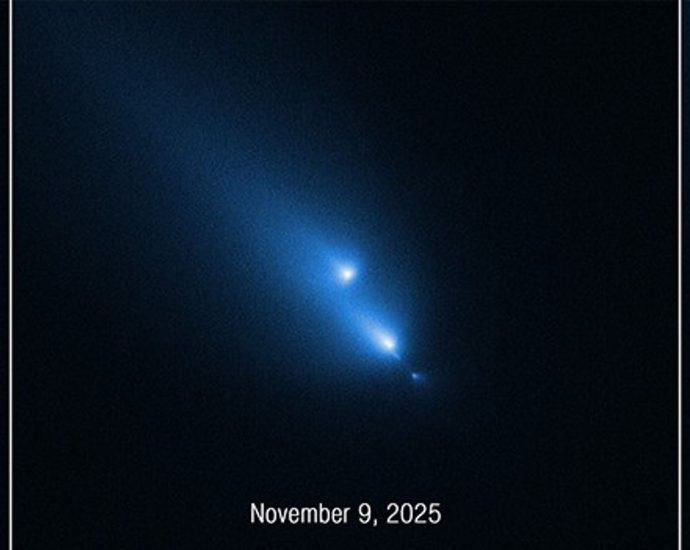 nasa’s-hubble-unexpectedly-catches-comet-breaking-up