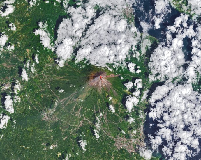 lava-flows-down-mayon