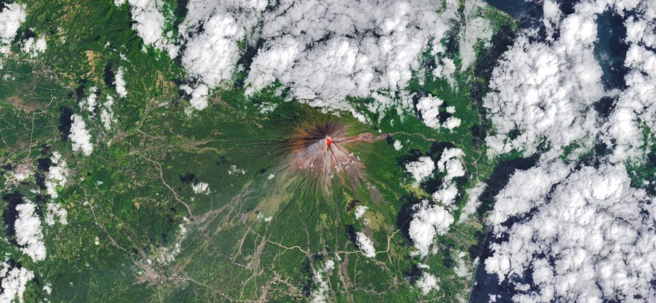 lava-flows-down-mayon