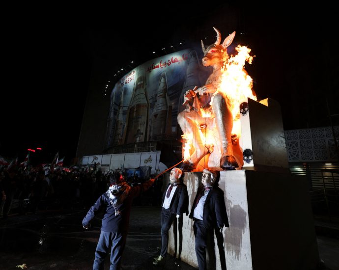 iranians-burn-the-traitor,-netanyahu-effigies-at-warship-victim-rally