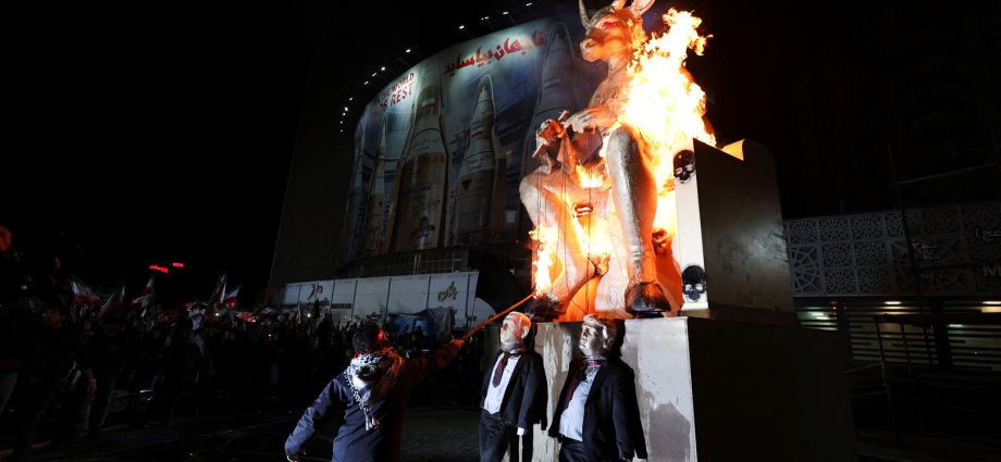 iranians-burn-the-traitor,-netanyahu-effigies-at-warship-victim-rally
