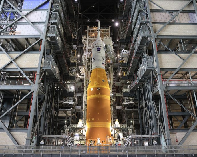 nasa-finalizes-artemis-ii-rollout,-crew-begins-quarantine