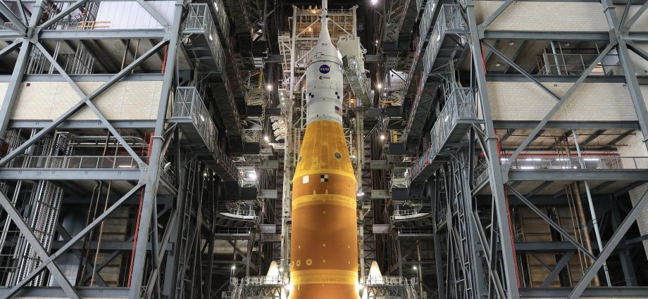 nasa-finalizes-artemis-ii-rollout,-crew-begins-quarantine
