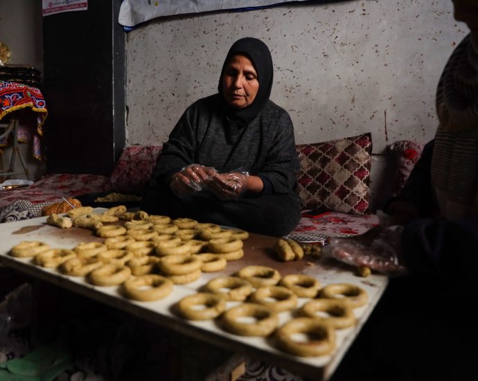 baking-in-rubble:-gaza-woman-keeps-eid-traditions-alive-despite-shortages