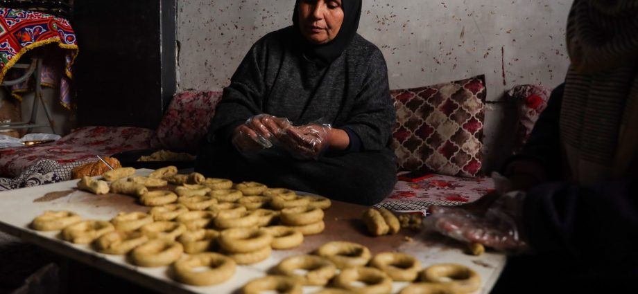 baking-in-rubble:-gaza-woman-keeps-eid-traditions-alive-despite-shortages