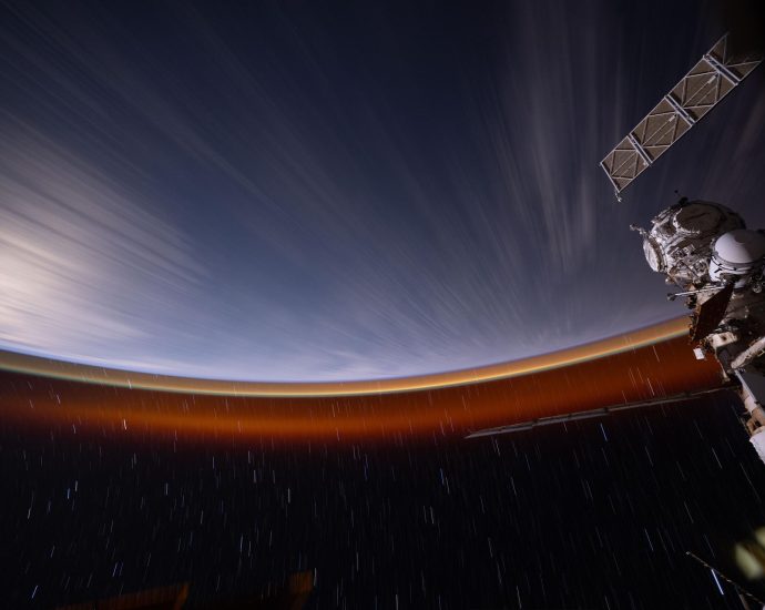 crew-enjoys-light-duty-day,-debriefs-spacewalk