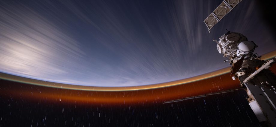 crew-enjoys-light-duty-day,-debriefs-spacewalk