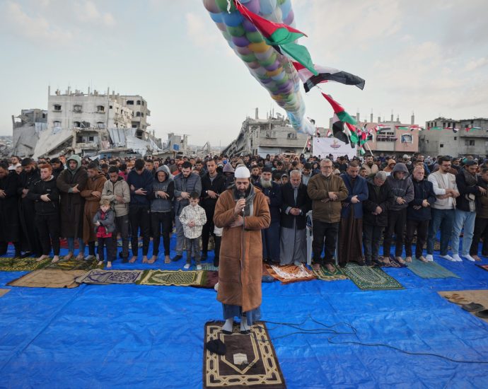 muslims-celebrate-eid-al-fitr-around-the-world-amid-shadow-of-war