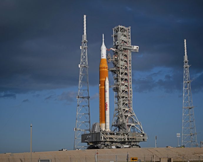 nasa’s-artemis-ii-rocket arrives-at launch-pad 39b