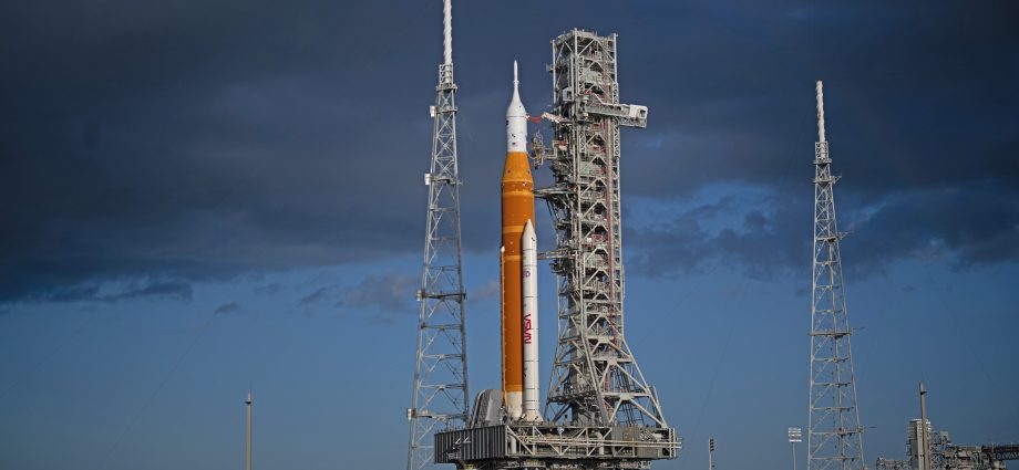 nasa’s-artemis-ii-rocket arrives-at launch-pad 39b