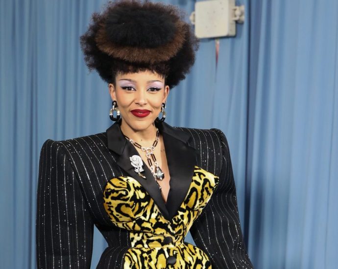 doja-cat-claps-back-at-dad-with-hilarious-gay-porn-concert-invite