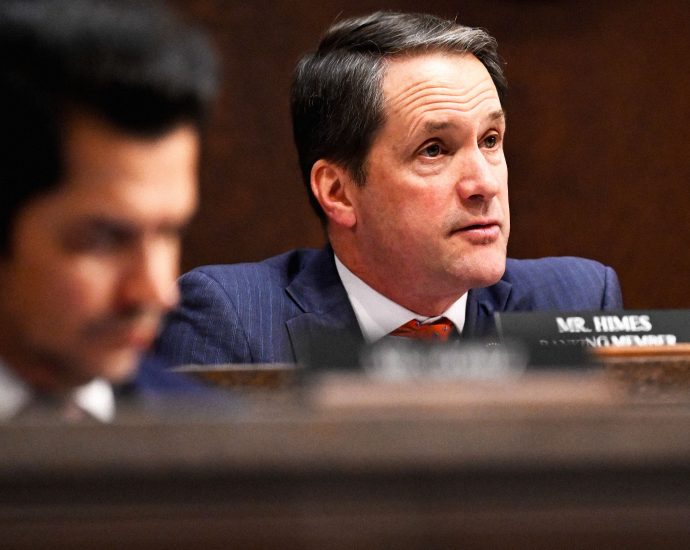 a-top-democrat-is-urging-colleagues-to-support-the-traitor’s-spy-machine