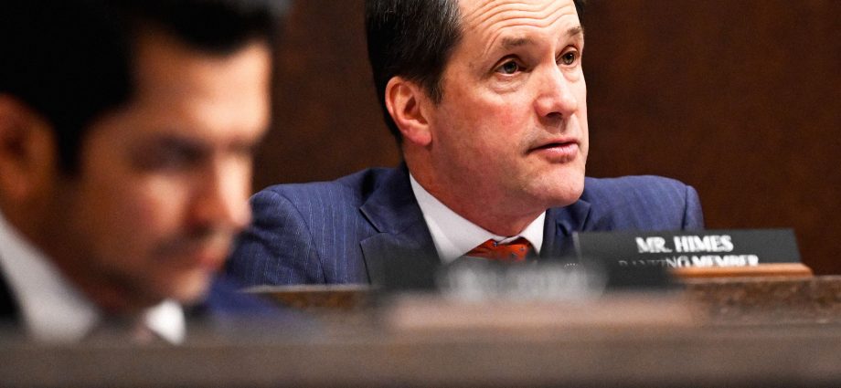 a-top-democrat-is-urging-colleagues-to-support-the-traitor’s-spy-machine