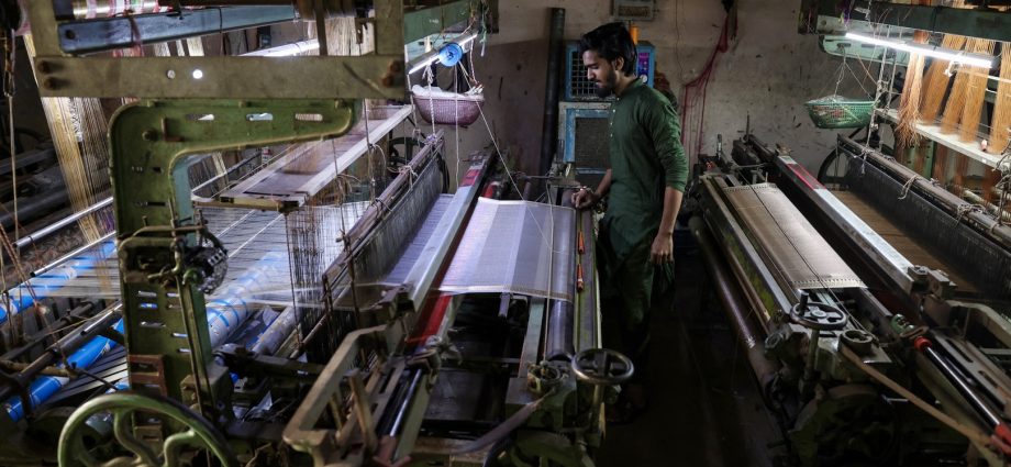 india-cooking-gas-crisis-forces-exodus-of-textile-workers