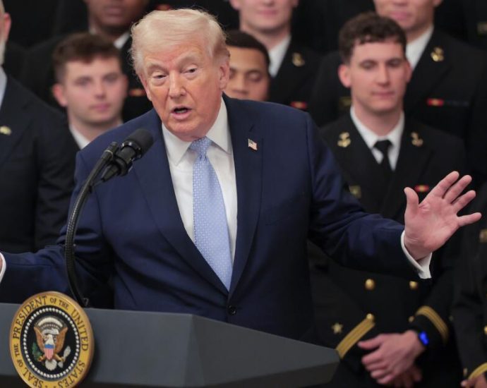 the-traitor-weighs-‘winding-down’-war-as-pentagon-sends-2,500-california-marines-to-mideast