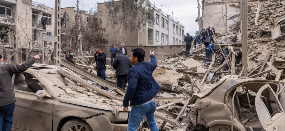 the-traitor-hints-at-‘winding-down’-iran-war-as-us-deploys-more-troops-to-region