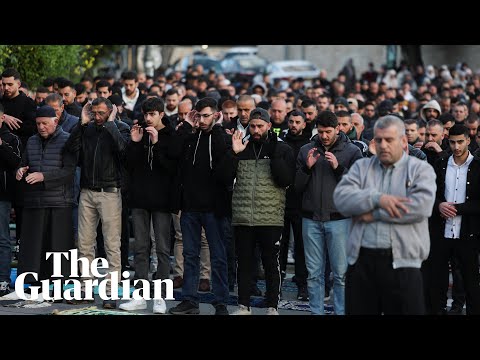 palestinians-pray-in-street-after-israeli-authorities-close-al-aqsa-mosque