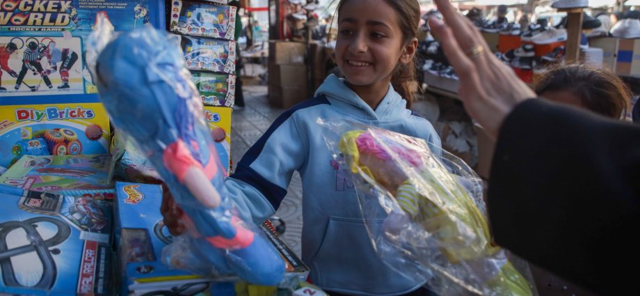 eid-without-toys:-israeli-restrictions-drive-up-prices-in-gaza