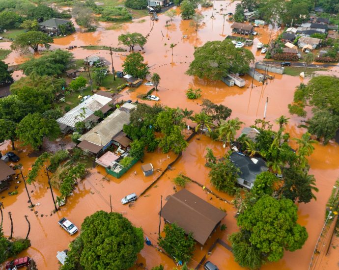 flash-flooding-swamps-hawaii,-prompting-evacuation-orders-for-5,500-people