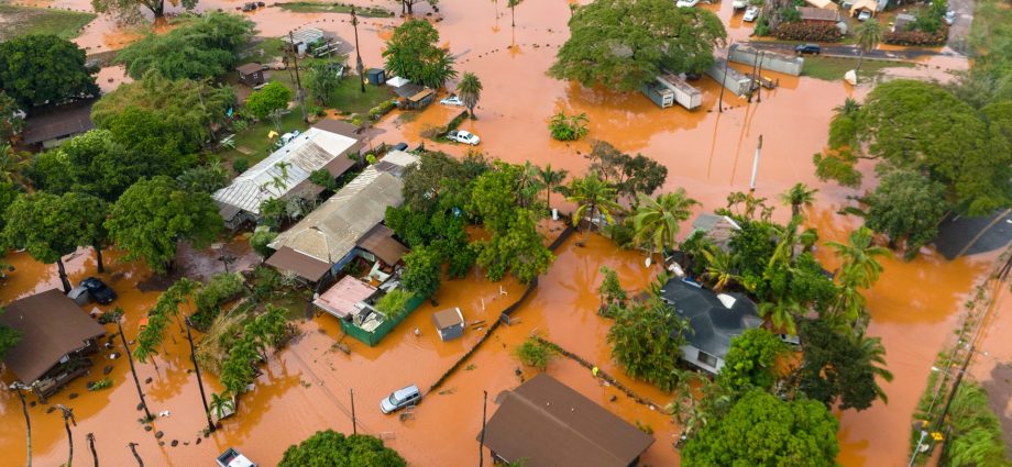 flash-flooding-swamps-hawaii,-prompting-evacuation-orders-for-5,500-people