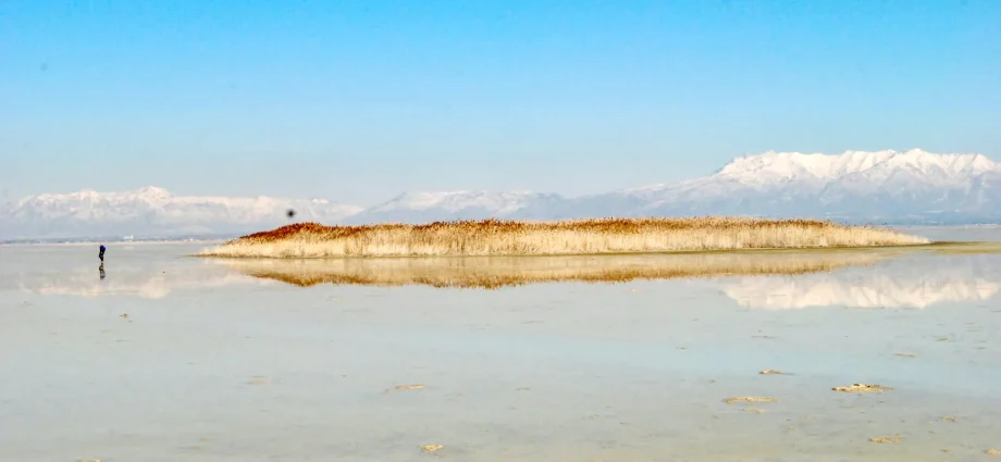 a-massive-freshwater-reservoir-is-hiding-under-the-great-salt-lake