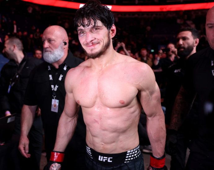 evloev-upsets-murphy,-sets-up-featherweight-title-shot-against-volkanovski