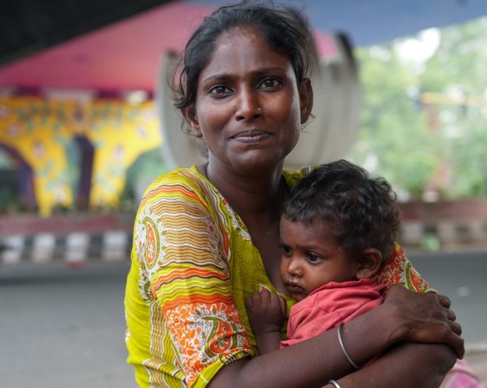 ‘i-count-their-breaths’:-a-homeless-mother-protects-her-children-in-delhi