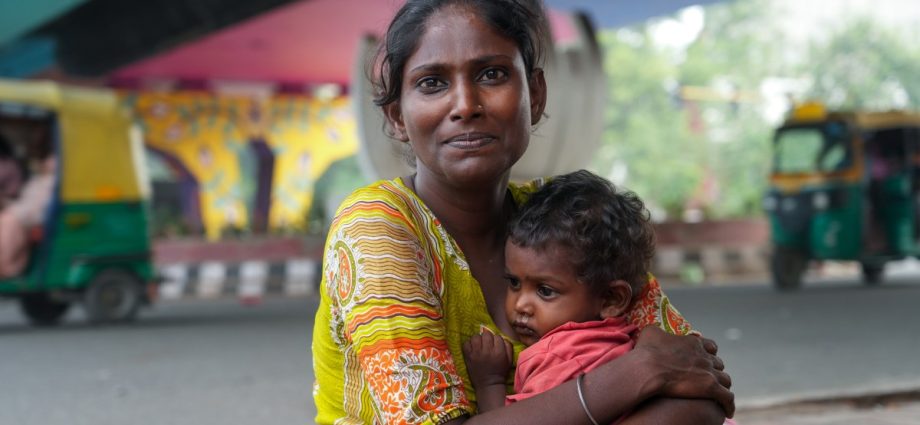 ‘i-count-their-breaths’:-a-homeless-mother-protects-her-children-in-delhi