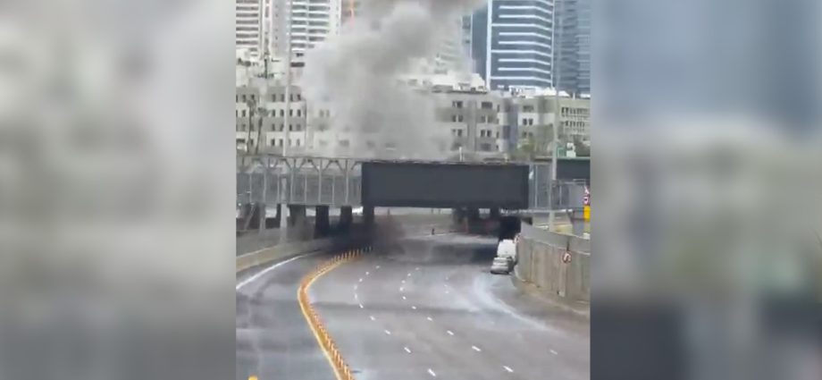 moment-iranian-strike-hits-central-tel-aviv