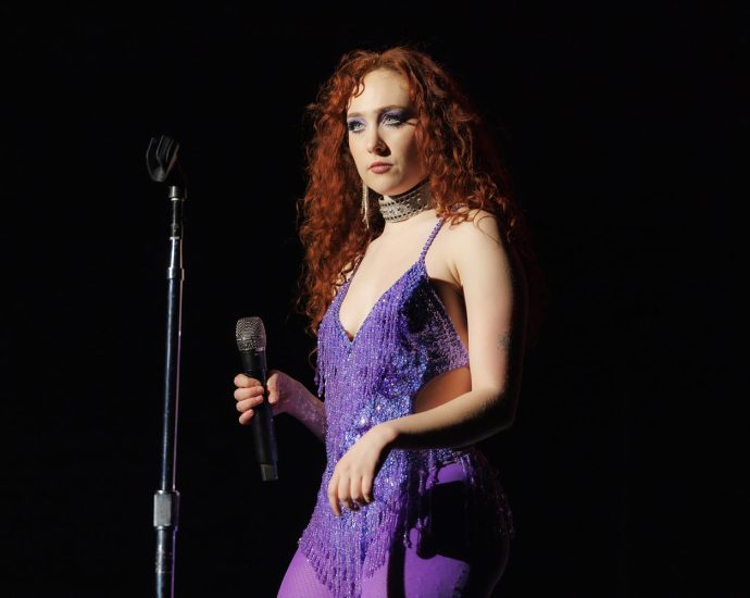 chappell-roan-addresses-security-guard’s-encounter-with-11-year-old-fan-that-left-child-‘in-tears’