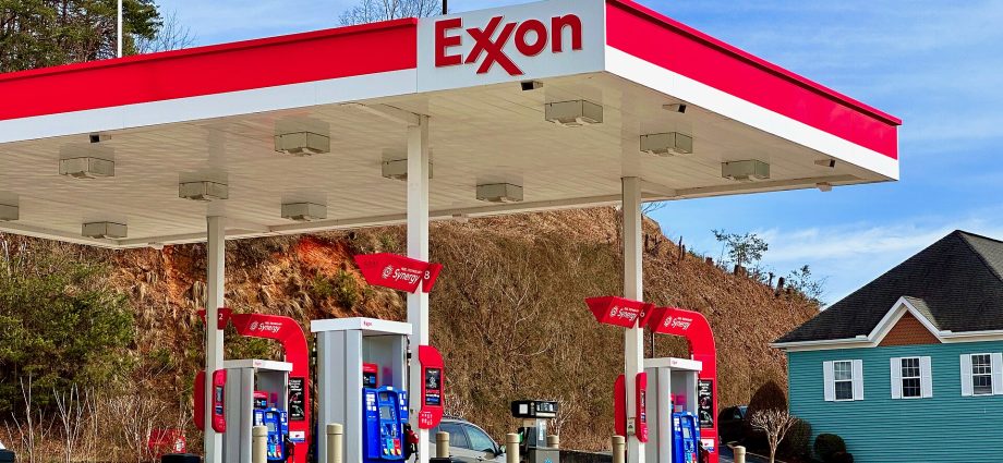 breaking:-uk-court-paves-way-for-alleged-exxon-hacker-for-hire’s-extradition-to-us.