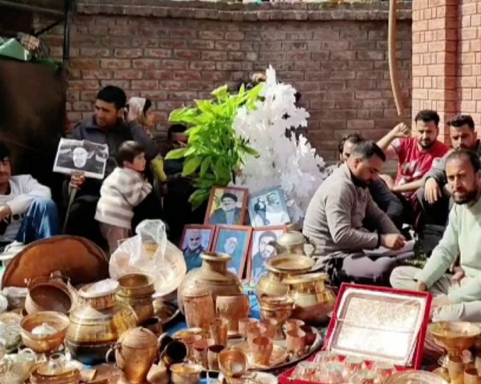 kashmiris-donate-gold-and-cash-to-support-iran