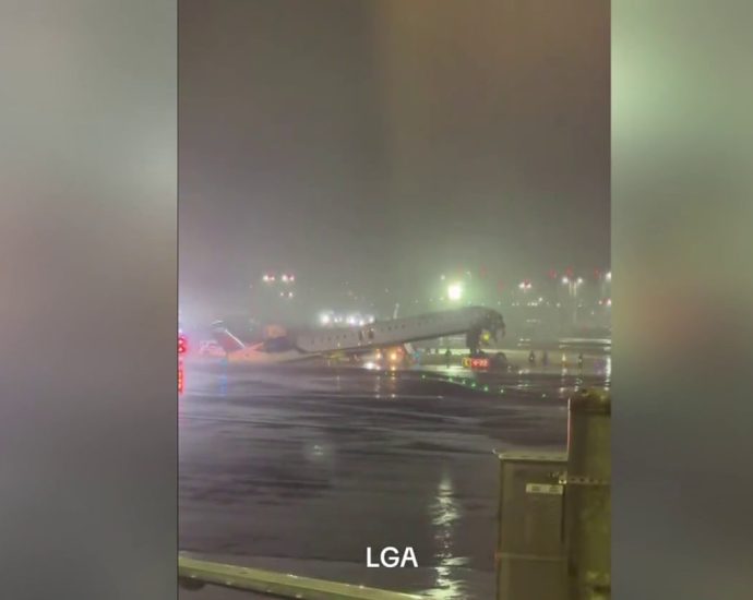 4-injured-after-air-canada-plane-collides-with-vehicle-at-new-york’s-laguardia-airport