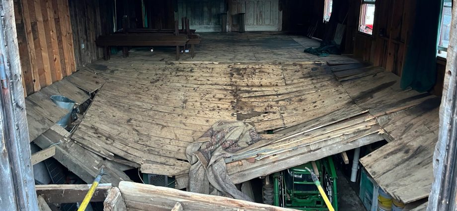 wedding-floor-collapse-in-new-hampshire-injures-6,-sends-dozens-falling